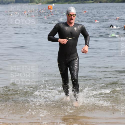 15.06.2025 - 27. Vierlanden-Triathlon Lena Gebhardt http://msf.ph/oto/8005296 15.06.2025 10:03:13 Schwimmen 406 meine-sportfotos.de