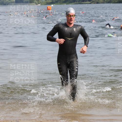 15.06.2025 - 27. Vierlanden-Triathlon Lena Gebhardt http://msf.ph/oto/8005318 15.06.2025 10:03:14 Schwimmen 406 meine-sportfotos.de