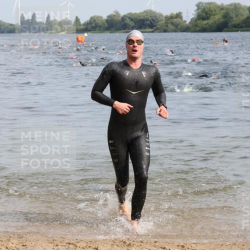 15.06.2025 - 27. Vierlanden-Triathlon Lena Gebhardt http://msf.ph/oto/8005335 15.06.2025 10:03:14 Schwimmen 406 meine-sportfotos.de