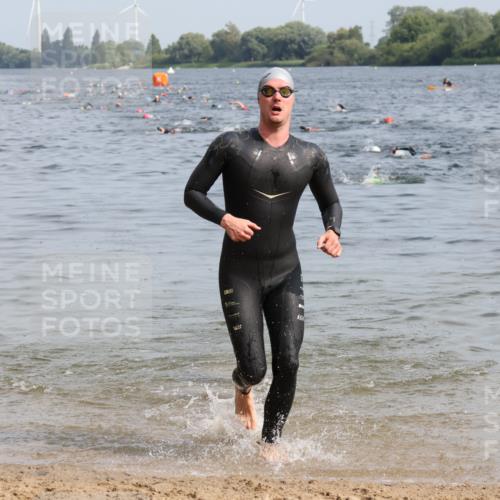 15.06.2025 - 27. Vierlanden-Triathlon Lena Gebhardt http://msf.ph/oto/8005352 15.06.2025 10:03:14 Schwimmen 406 meine-sportfotos.de