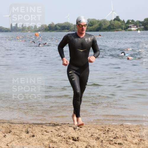 15.06.2025 - 27. Vierlanden-Triathlon Lena Gebhardt http://msf.ph/oto/8005358 15.06.2025 10:03:15 Schwimmen 406 meine-sportfotos.de