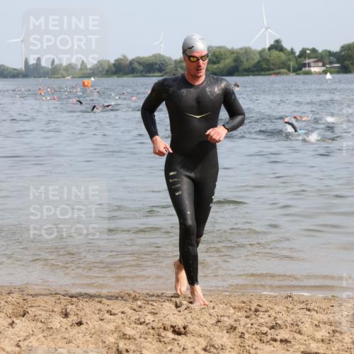 15.06.2025 - 27. Vierlanden-Triathlon Lena Gebhardt http://msf.ph/oto/8005369 15.06.2025 10:03:15 Schwimmen 406 meine-sportfotos.de