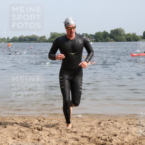 15.06.2025 - 27. Vierlanden-Triathlon Lena Gebhardt http://msf.ph/oto/8005380 15.06.2025 10:03:16 Schwimmen 406 meine-sportfotos.de