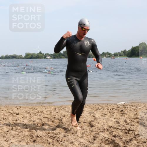 15.06.2025 - 27. Vierlanden-Triathlon Lena Gebhardt http://msf.ph/oto/8005438 15.06.2025 10:03:17 Schwimmen 406 meine-sportfotos.de