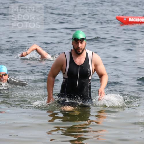 15.06.2025 - 27. Vierlanden-Triathlon Lena Gebhardt http://msf.ph/oto/8005446 15.06.2025 10:03:31 Schwimmen 377, 425, 432 meine-sportfotos.de