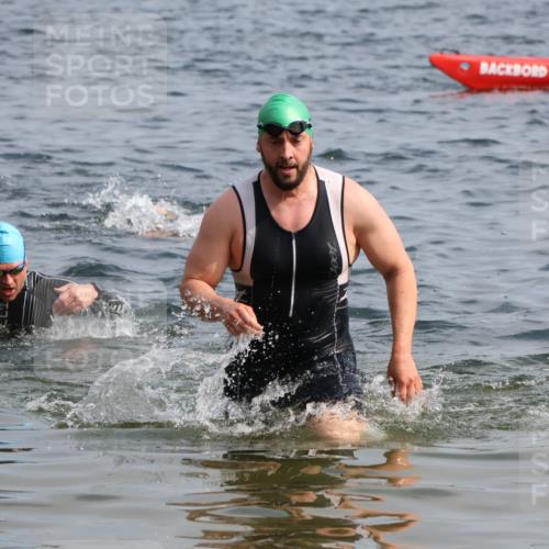 15.06.2025 - 27. Vierlanden-Triathlon Lena Gebhardt http://msf.ph/oto/8005457 15.06.2025 10:03:32 Schwimmen 377, 425, 432 meine-sportfotos.de
