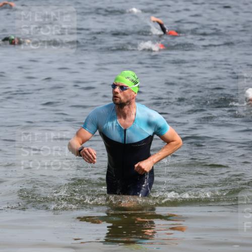 15.06.2025 - 27. Vierlanden-Triathlon Lena Gebhardt http://msf.ph/oto/8005488 15.06.2025 10:03:34 Schwimmen 377, 425, 432, 439 meine-sportfotos.de