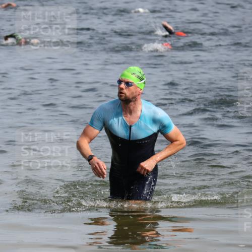 15.06.2025 - 27. Vierlanden-Triathlon Lena Gebhardt http://msf.ph/oto/8005492 15.06.2025 10:03:34 Schwimmen 377, 425, 432, 439 meine-sportfotos.de