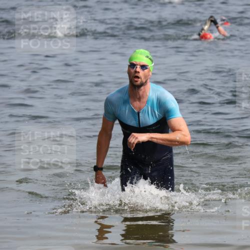 15.06.2025 - 27. Vierlanden-Triathlon Lena Gebhardt http://msf.ph/oto/8005497 15.06.2025 10:03:35 Schwimmen 377, 425, 432, 439 meine-sportfotos.de
