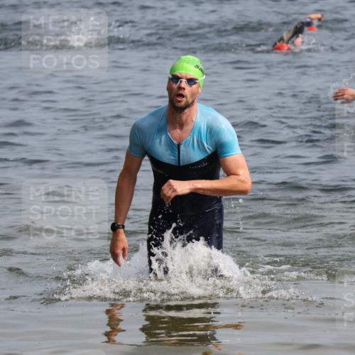 15.06.2025 - 27. Vierlanden-Triathlon Lena Gebhardt http://msf.ph/oto/8005505 15.06.2025 10:03:35 Schwimmen 377, 425, 432, 439 meine-sportfotos.de