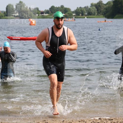 15.06.2025 - 27. Vierlanden-Triathlon Lena Gebhardt http://msf.ph/oto/8005519 15.06.2025 10:03:36 Schwimmen 377, 425, 432, 439 meine-sportfotos.de