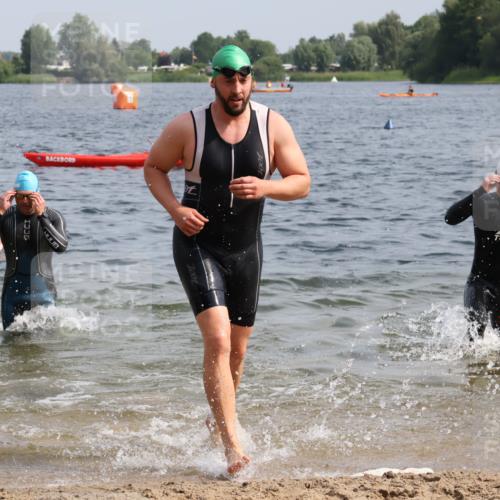 15.06.2025 - 27. Vierlanden-Triathlon Lena Gebhardt http://msf.ph/oto/8005524 15.06.2025 10:03:37 Schwimmen 377, 425, 432, 439 meine-sportfotos.de