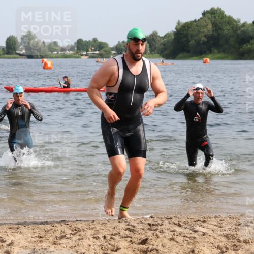 15.06.2025 - 27. Vierlanden-Triathlon Lena Gebhardt http://msf.ph/oto/8005531 15.06.2025 10:03:37 Schwimmen 377, 425, 432, 439 meine-sportfotos.de