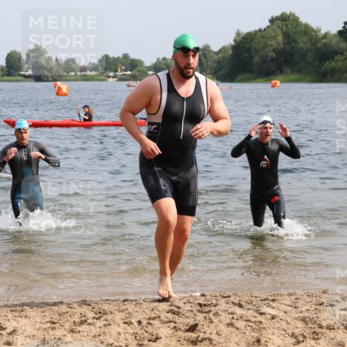 15.06.2025 - 27. Vierlanden-Triathlon Lena Gebhardt http://msf.ph/oto/8005538 15.06.2025 10:03:37 Schwimmen 377, 425, 432, 439 meine-sportfotos.de
