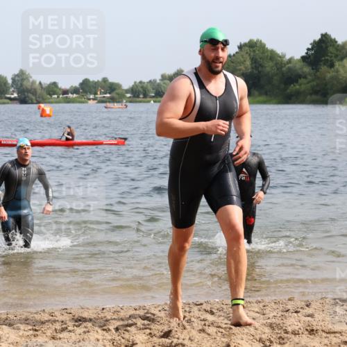 15.06.2025 - 27. Vierlanden-Triathlon Lena Gebhardt http://msf.ph/oto/8005545 15.06.2025 10:03:38 Schwimmen 377, 425, 432, 439 meine-sportfotos.de