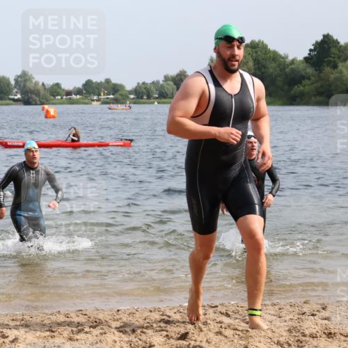 15.06.2025 - 27. Vierlanden-Triathlon Lena Gebhardt http://msf.ph/oto/8005554 15.06.2025 10:03:38 Schwimmen 377, 425, 432, 439 meine-sportfotos.de