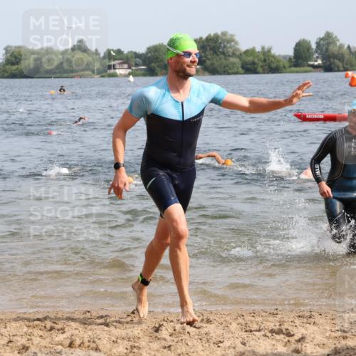 15.06.2025 - 27. Vierlanden-Triathlon Lena Gebhardt http://msf.ph/oto/8005563 15.06.2025 10:03:39 Schwimmen 377, 425, 432, 436, 439 meine-sportfotos.de