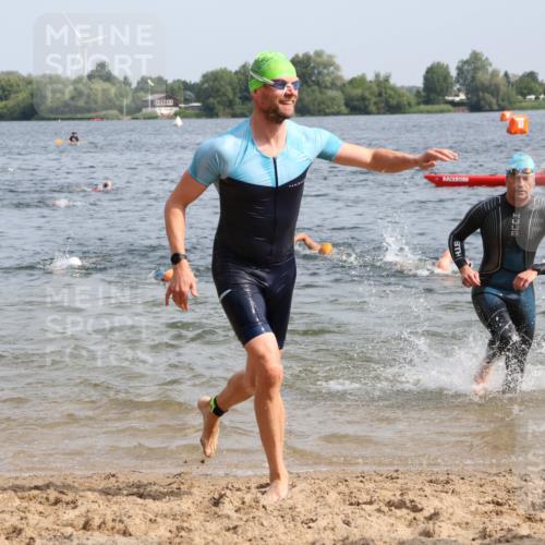 15.06.2025 - 27. Vierlanden-Triathlon Lena Gebhardt http://msf.ph/oto/8005577 15.06.2025 10:03:39 Schwimmen 377, 425, 432, 436, 439 meine-sportfotos.de