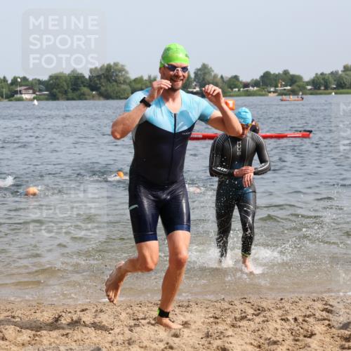 15.06.2025 - 27. Vierlanden-Triathlon Lena Gebhardt http://msf.ph/oto/8005586 15.06.2025 10:03:39 Schwimmen 377, 425, 432, 436, 439 meine-sportfotos.de