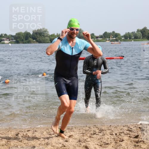 15.06.2025 - 27. Vierlanden-Triathlon Lena Gebhardt http://msf.ph/oto/8005598 15.06.2025 10:03:39 Schwimmen 377, 425, 432, 436, 439 meine-sportfotos.de