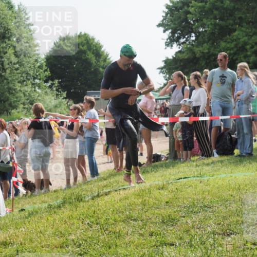 15.06.2025 - 27. Vierlanden-Triathlon KatJ http://msf.ph/oto/8005610 15.06.2025 10:04:36 Schwimmen 404 meine-sportfotos.de