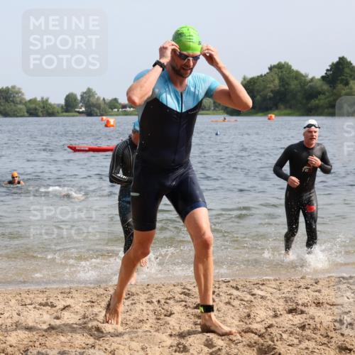 15.06.2025 - 27. Vierlanden-Triathlon Lena Gebhardt http://msf.ph/oto/8005613 15.06.2025 10:03:40 Schwimmen 377, 425, 432, 436, 439 meine-sportfotos.de
