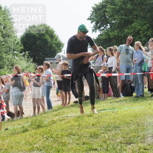 15.06.2025 - 27. Vierlanden-Triathlon KatJ http://msf.ph/oto/8005624 15.06.2025 10:04:37 Schwimmen 404, 452 meine-sportfotos.de