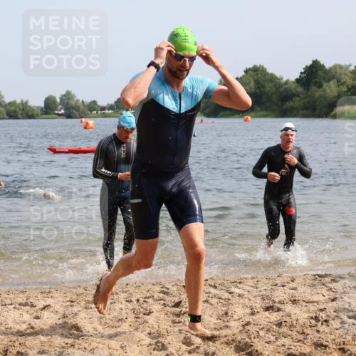 15.06.2025 - 27. Vierlanden-Triathlon Lena Gebhardt http://msf.ph/oto/8005626 15.06.2025 10:03:40 Schwimmen 377, 425, 432, 436, 439 meine-sportfotos.de