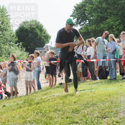 15.06.2025 - 27. Vierlanden-Triathlon KatJ http://msf.ph/oto/8005634 15.06.2025 10:04:37 Schwimmen 404, 452 meine-sportfotos.de
