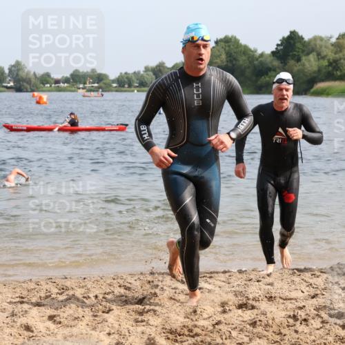 15.06.2025 - 27. Vierlanden-Triathlon Lena Gebhardt http://msf.ph/oto/8005640 15.06.2025 10:03:41 Schwimmen 377, 425, 432, 436, 439, 1398 meine-sportfotos.de