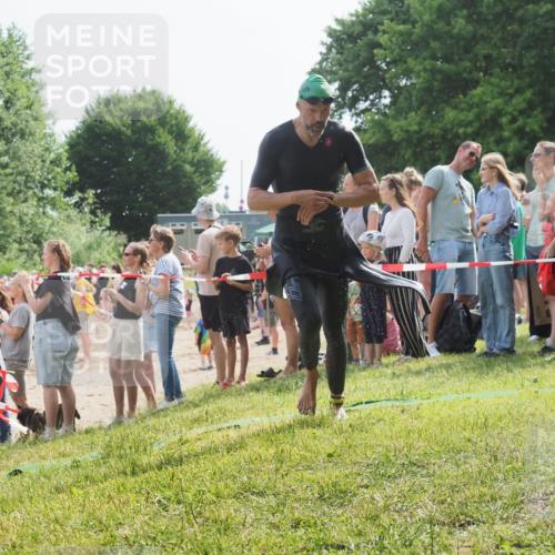 15.06.2025 - 27. Vierlanden-Triathlon KatJ http://msf.ph/oto/8005643 15.06.2025 10:04:37 Schwimmen 404, 452 meine-sportfotos.de