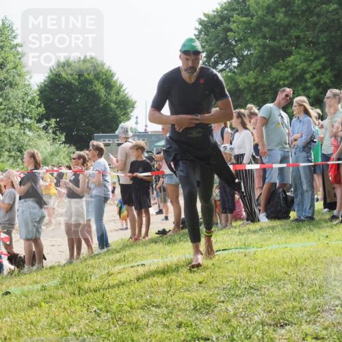 15.06.2025 - 27. Vierlanden-Triathlon KatJ http://msf.ph/oto/8005647 15.06.2025 10:04:37 Schwimmen 404, 452 meine-sportfotos.de