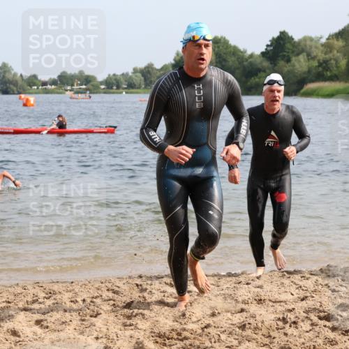 15.06.2025 - 27. Vierlanden-Triathlon Lena Gebhardt http://msf.ph/oto/8005654 15.06.2025 10:03:41 Schwimmen 377, 425, 432, 436, 439, 1398 meine-sportfotos.de