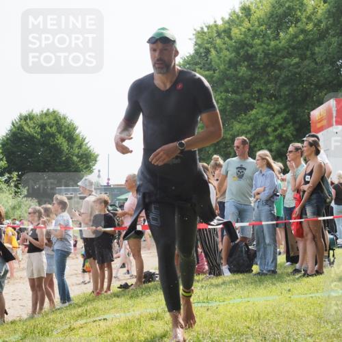 15.06.2025 - 27. Vierlanden-Triathlon KatJ http://msf.ph/oto/8005662 15.06.2025 10:04:38 Schwimmen 390, 404, 452 meine-sportfotos.de