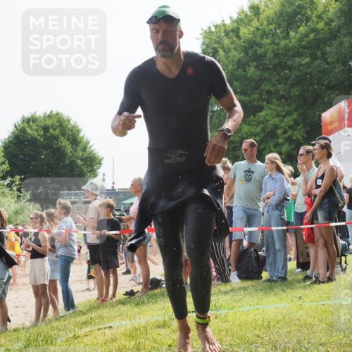15.06.2025 - 27. Vierlanden-Triathlon KatJ http://msf.ph/oto/8005674 15.06.2025 10:04:38 Schwimmen 390, 404, 452 meine-sportfotos.de