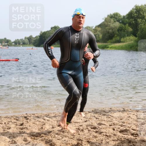 15.06.2025 - 27. Vierlanden-Triathlon Lena Gebhardt http://msf.ph/oto/8005682 15.06.2025 10:03:41 Schwimmen 377, 425, 432, 436, 439, 1398 meine-sportfotos.de