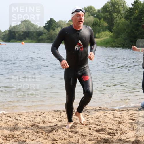 15.06.2025 - 27. Vierlanden-Triathlon Lena Gebhardt http://msf.ph/oto/8005693 15.06.2025 10:03:42 Schwimmen 377, 425, 432, 436, 439, 1398 meine-sportfotos.de