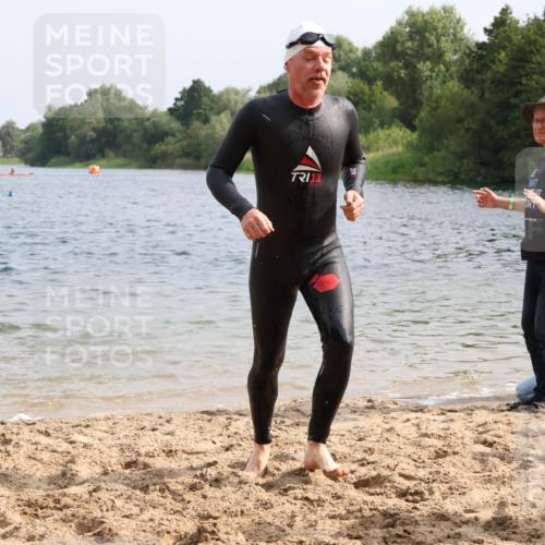 15.06.2025 - 27. Vierlanden-Triathlon Lena Gebhardt http://msf.ph/oto/8005701 15.06.2025 10:03:43 Schwimmen 377, 425, 432, 436, 439, 1398 meine-sportfotos.de