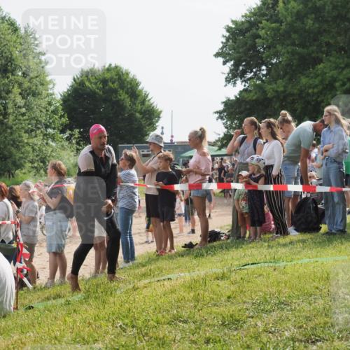 15.06.2025 - 27. Vierlanden-Triathlon KatJ http://msf.ph/oto/8005707 15.06.2025 10:04:43 Schwimmen 390, 404, 452 meine-sportfotos.de