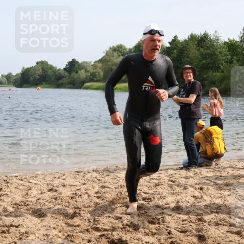 15.06.2025 - 27. Vierlanden-Triathlon Lena Gebhardt http://msf.ph/oto/8005713 15.06.2025 10:03:43 Schwimmen 377, 425, 432, 436, 439, 1398 meine-sportfotos.de
