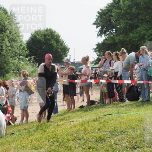 15.06.2025 - 27. Vierlanden-Triathlon KatJ http://msf.ph/oto/8005716 15.06.2025 10:04:43 Schwimmen 390, 404, 452 meine-sportfotos.de