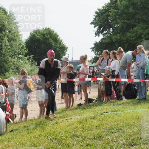 15.06.2025 - 27. Vierlanden-Triathlon KatJ http://msf.ph/oto/8005721 15.06.2025 10:04:43 Schwimmen 390, 404, 452 meine-sportfotos.de