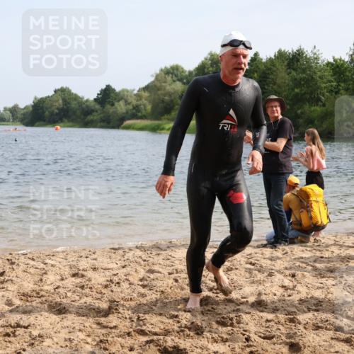 15.06.2025 - 27. Vierlanden-Triathlon Lena Gebhardt http://msf.ph/oto/8005725 15.06.2025 10:03:43 Schwimmen 377, 425, 432, 436, 439, 1398 meine-sportfotos.de