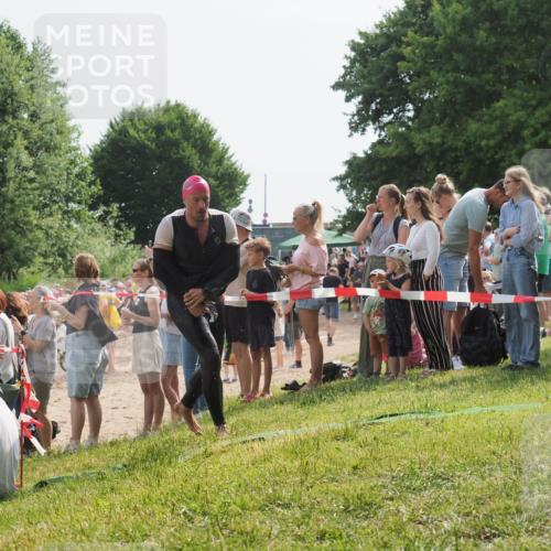 15.06.2025 - 27. Vierlanden-Triathlon KatJ http://msf.ph/oto/8005726 15.06.2025 10:04:43 Schwimmen 390, 404, 452 meine-sportfotos.de