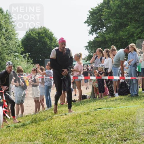 15.06.2025 - 27. Vierlanden-Triathlon KatJ http://msf.ph/oto/8005735 15.06.2025 10:04:43 Schwimmen 390, 404, 452 meine-sportfotos.de