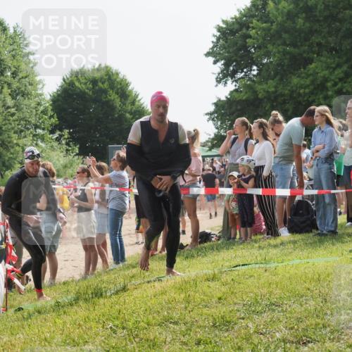 15.06.2025 - 27. Vierlanden-Triathlon KatJ http://msf.ph/oto/8005742 15.06.2025 10:04:43 Schwimmen 390, 404, 452 meine-sportfotos.de