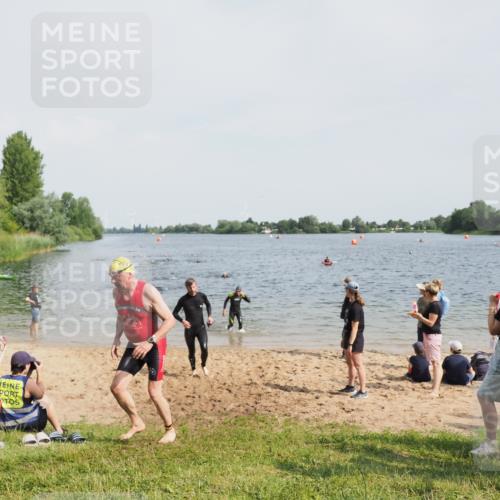 21.06.2025 - 27. Vierlanden-Triathlon MichiJ http://msf.ph/oto/8005760 15.06.2026 10:07:00 Schwimmen 131, 376, 396, 429, 462, 467 meine-sportfotos.de