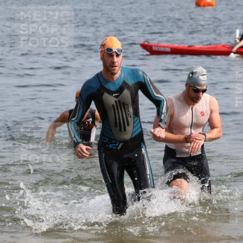 15.06.2025 - 27. Vierlanden-Triathlon Lena Gebhardt http://msf.ph/oto/8005764 15.06.2025 10:03:46 Schwimmen 377, 425, 427, 432, 436, 439, 1398 meine-sportfotos.de