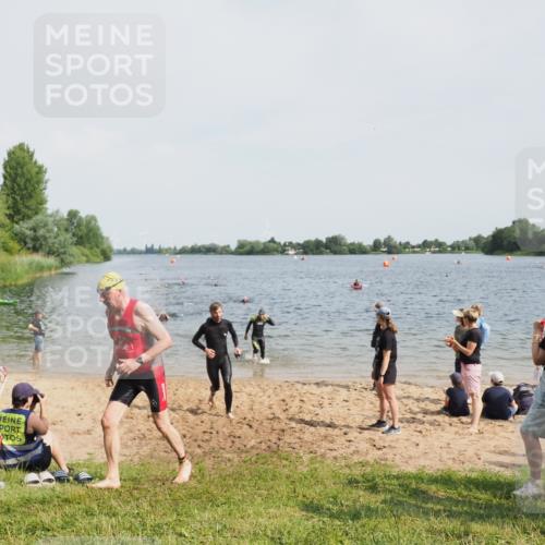 21.06.2025 - 27. Vierlanden-Triathlon MichiJ http://msf.ph/oto/8005769 15.06.2026 10:07:00 Schwimmen 131, 376, 396, 429, 462, 467 meine-sportfotos.de