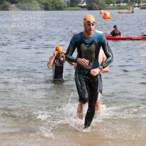 15.06.2025 - 27. Vierlanden-Triathlon Lena Gebhardt http://msf.ph/oto/8005776 15.06.2025 10:03:47 Schwimmen 377, 415, 425, 427, 432, 436, 439, 1398 meine-sportfotos.de